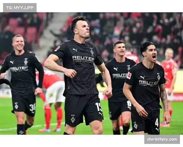 美因茨球员争议点球判罚，VAR介入后维持原判